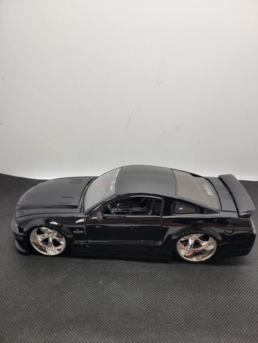 JADA TOYS 1 24 BTM 2008 FORD MUSTANG SHELBY GT-500KR BLACK / BLACK DIECAST